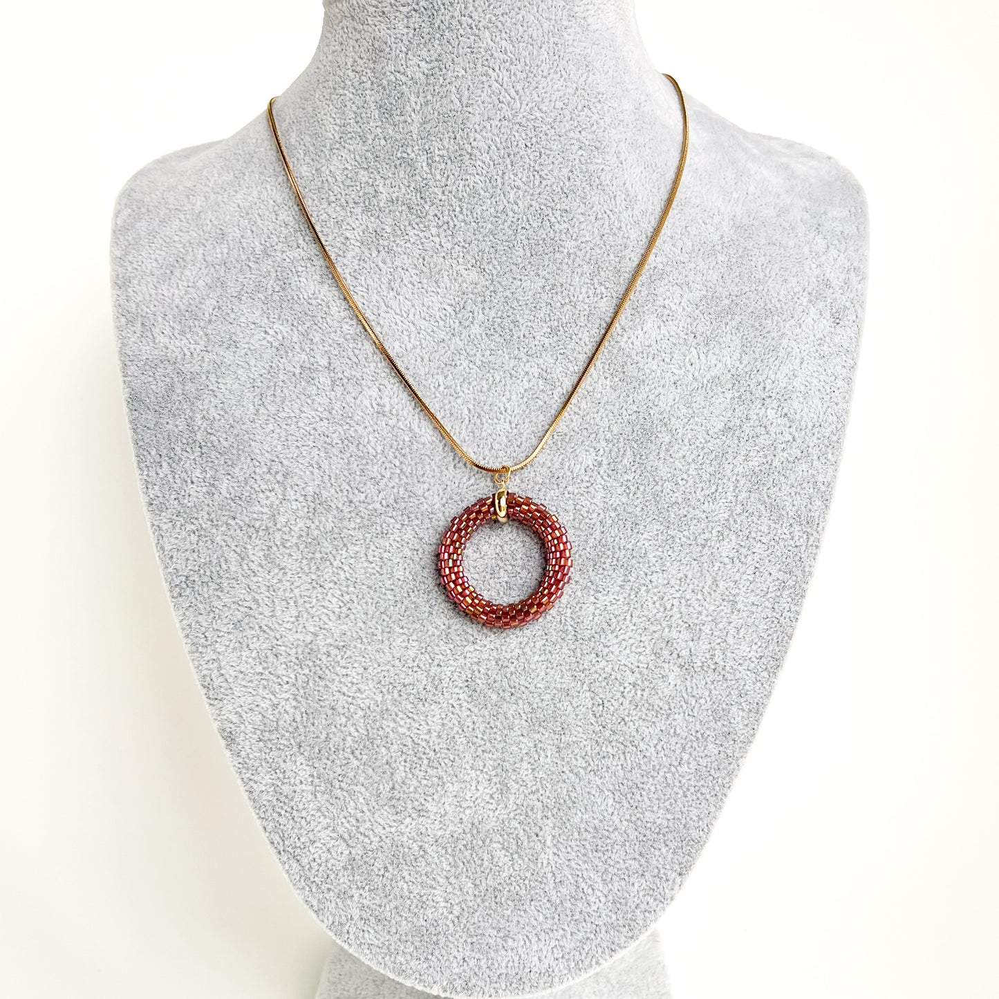 Colier cu pandantiv cerc din margele roz pudrat cu irizatii