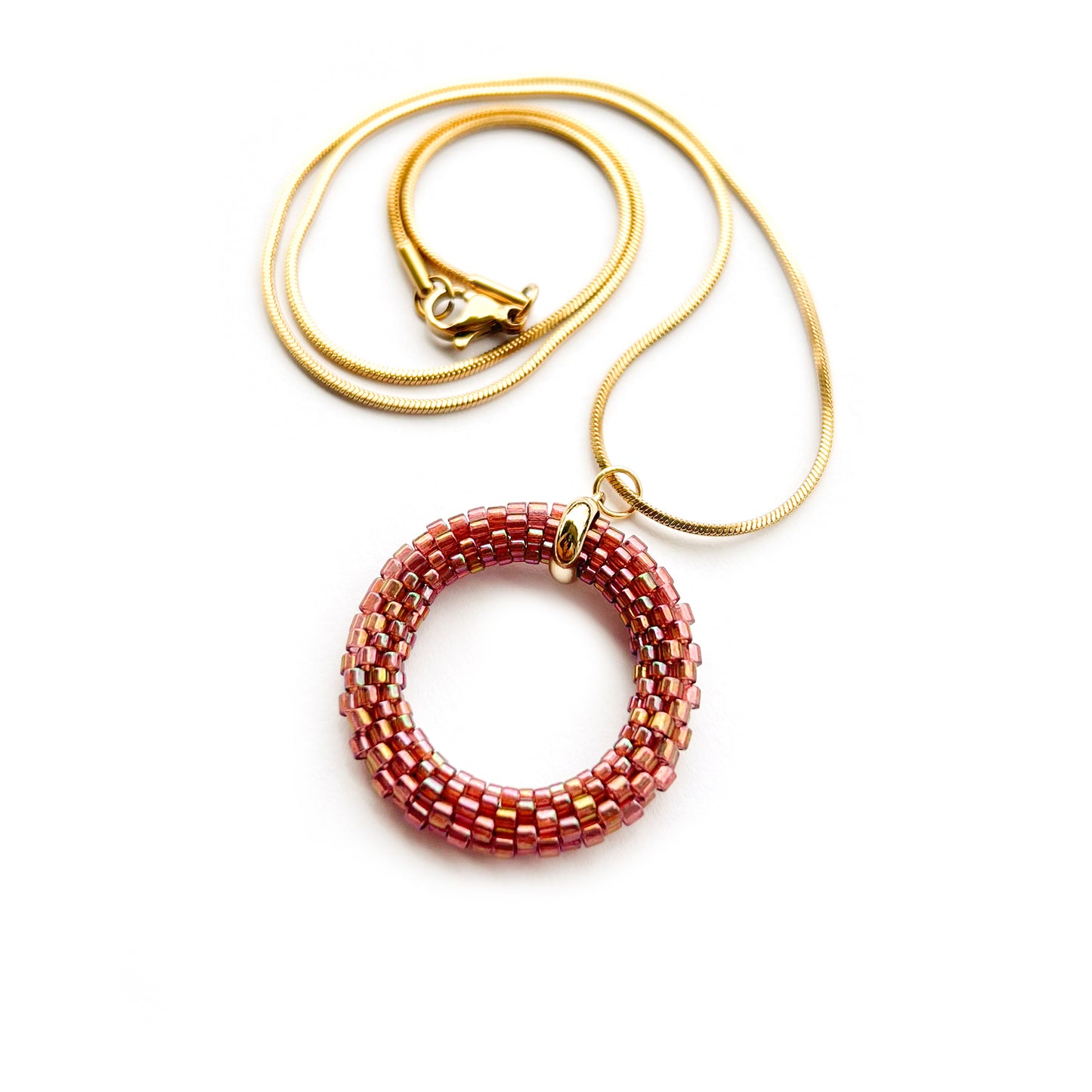 Colier cu pandantiv cerc din margele roz pudrat cu irizatii