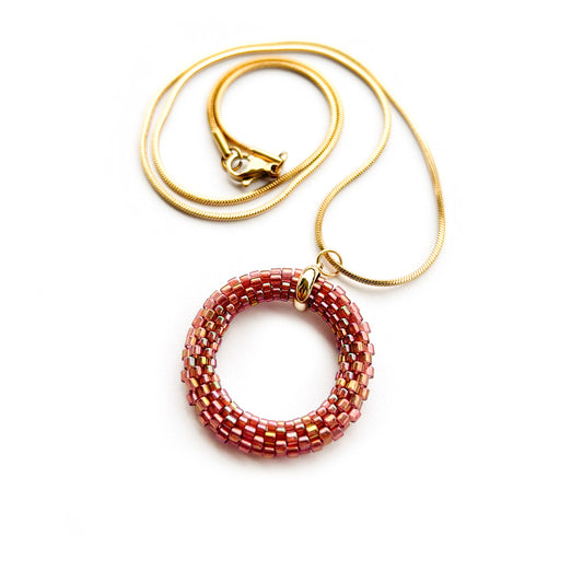 Colier cu pandantiv cerc din margele roz pudrat cu irizatii