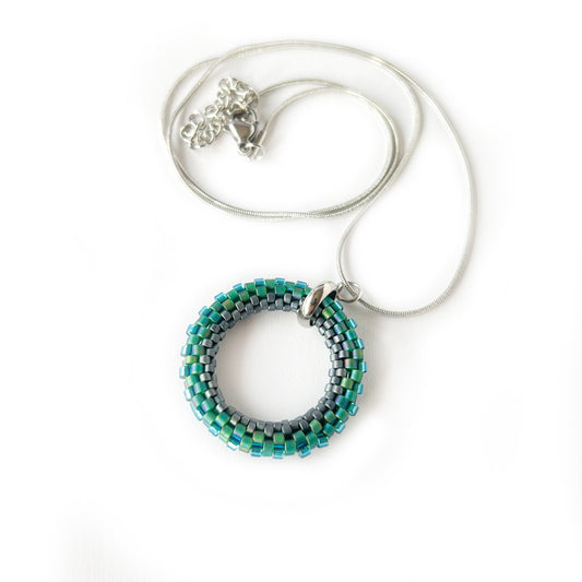 Colier cu pandantiv cerc din margele verde petrol si gri