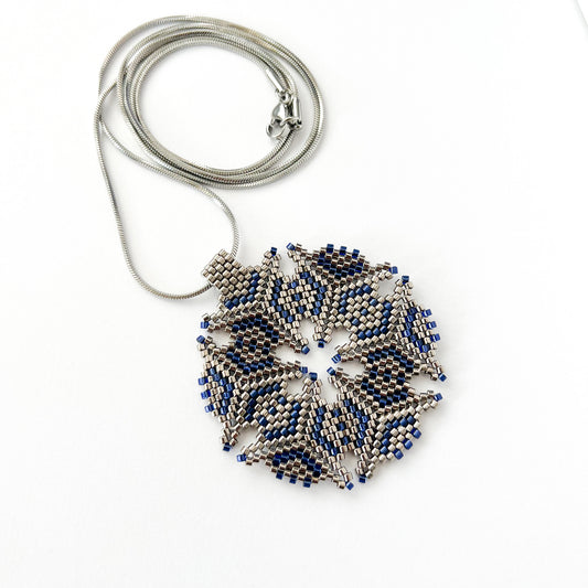 Colier cu pandantiv fulg de zapada supradimensionat din margele argintii si bleumarin