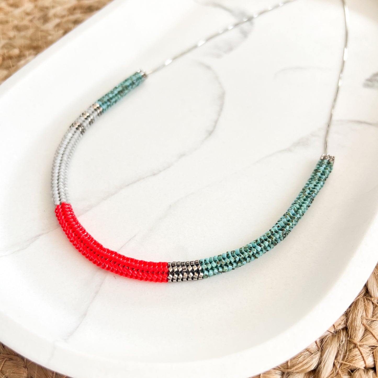 Colier minimalist la baza gatului din margele turcoaz, argintii, gri si rosu portocaliu