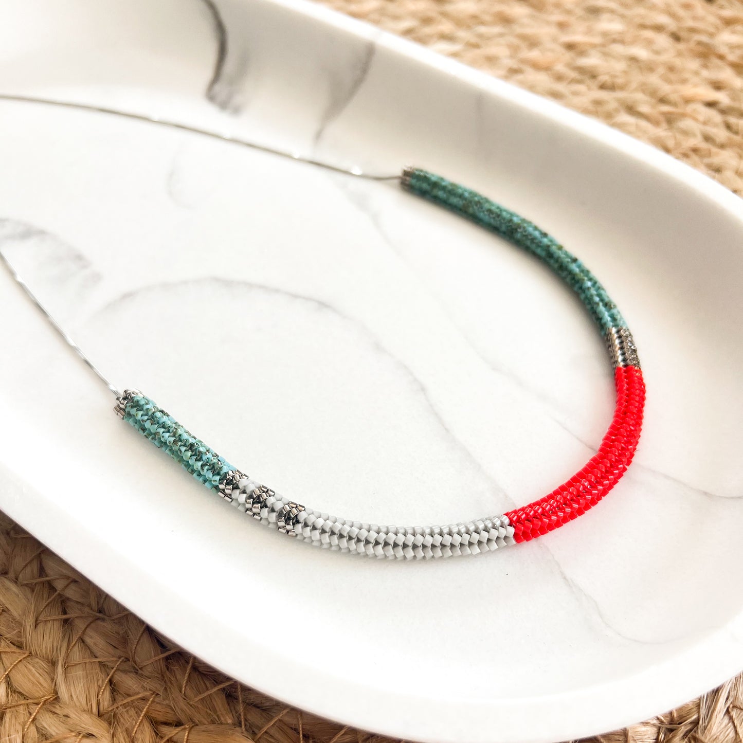 Colier minimalist la baza gatului din margele turcoaz, argintii, gri si rosu portocaliu