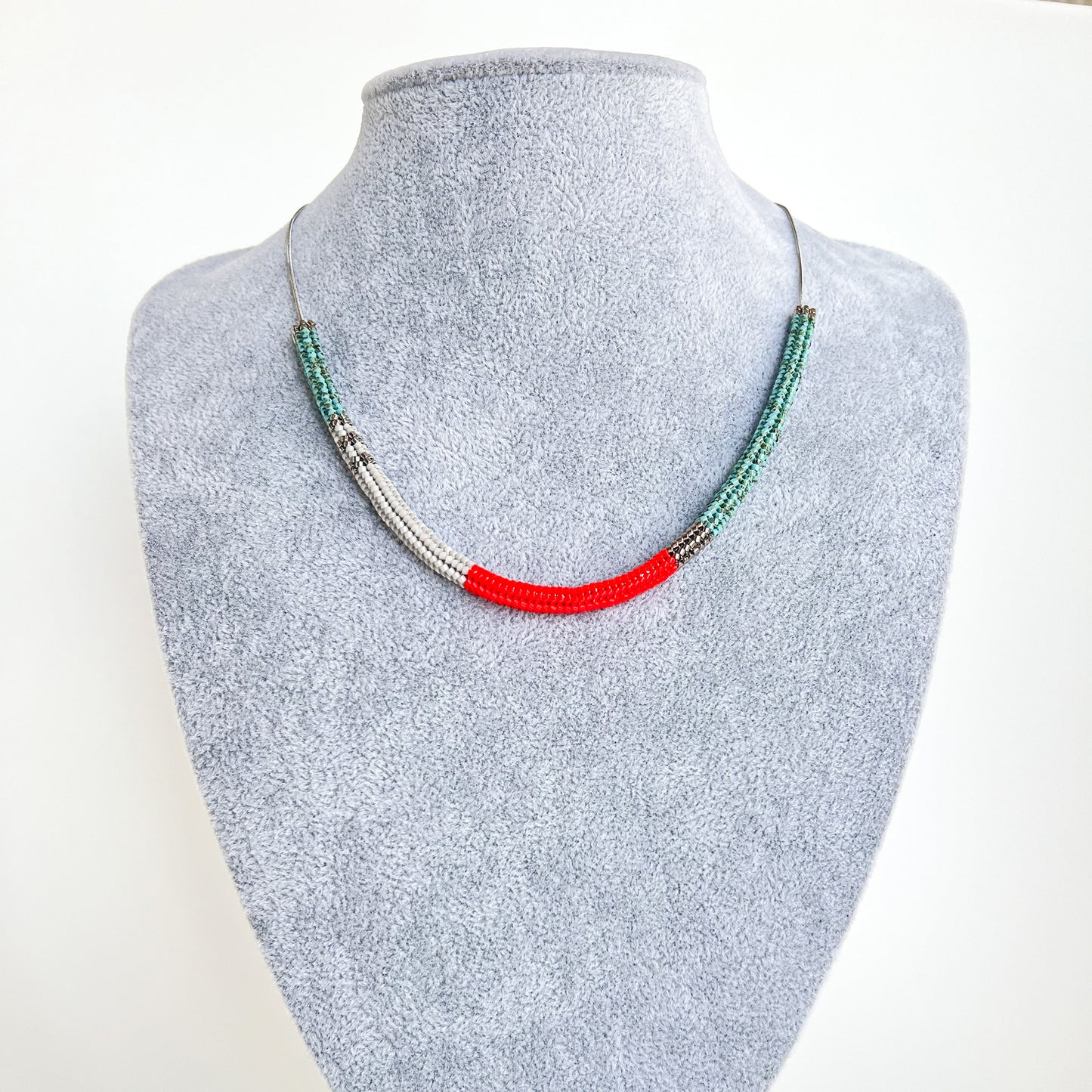 Colier minimalist la baza gatului din margele turcoaz, argintii, gri si rosu portocaliu