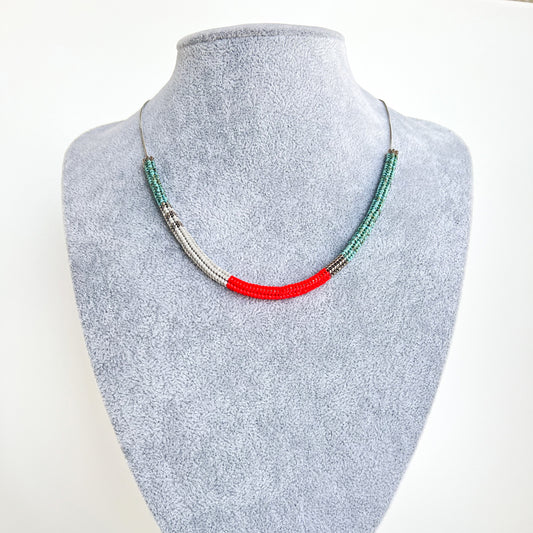 Colier minimalist la baza gatului din margele turcoaz, argintii, gri si rosu portocaliu
