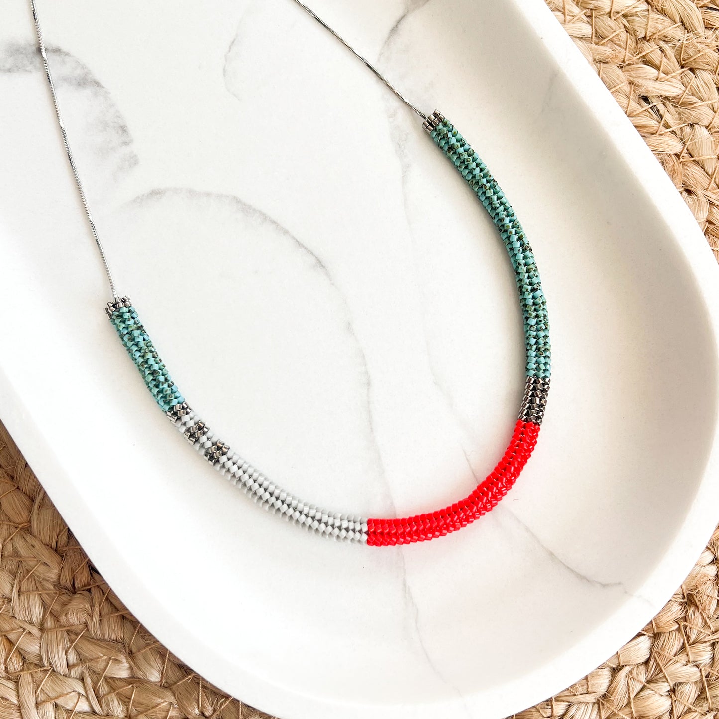 Colier minimalist la baza gatului din margele turcoaz, argintii, gri si rosu portocaliu