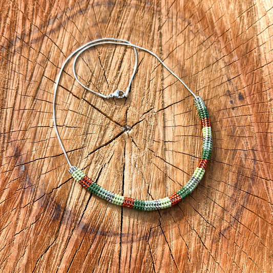 Colier minimalist scurt din margele verzi, argintii si ruginii