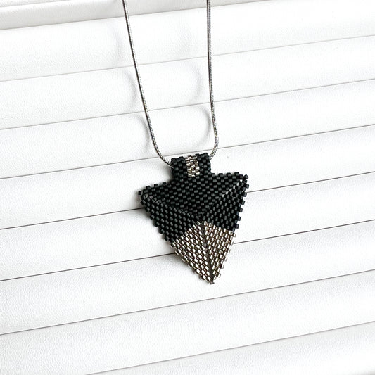 Colier modern cu pandantiv triunghiular din margele negre si argintii