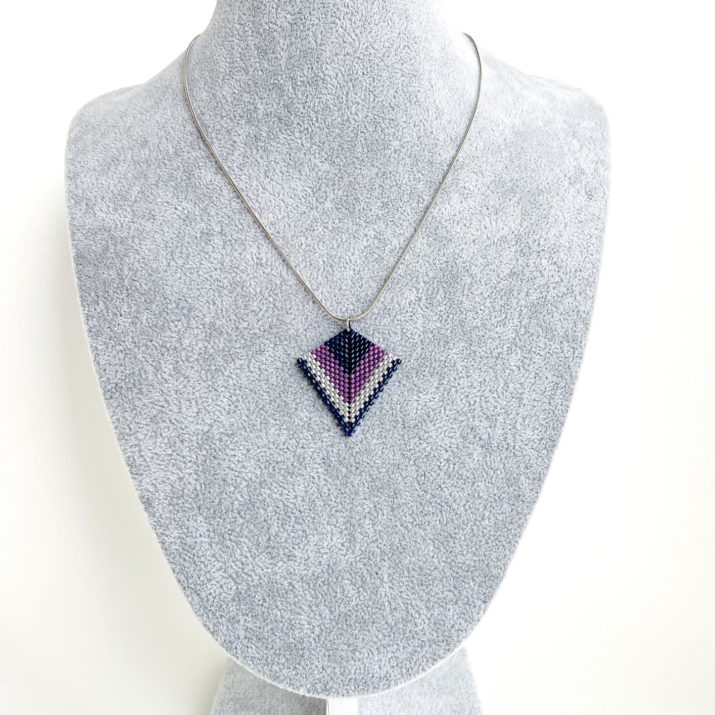 Cercei geometrici si pandantiv din margele mov, bleumarin si gri argintiu