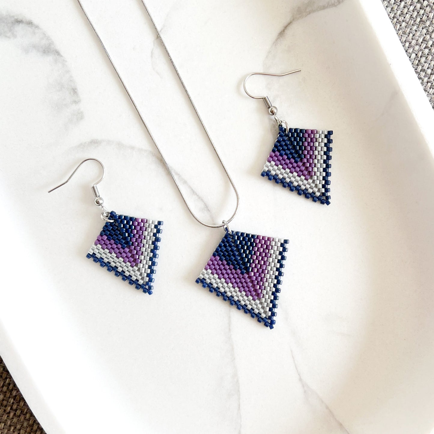 Cercei geometrici si pandantiv din margele mov, bleumarin si gri argintiu