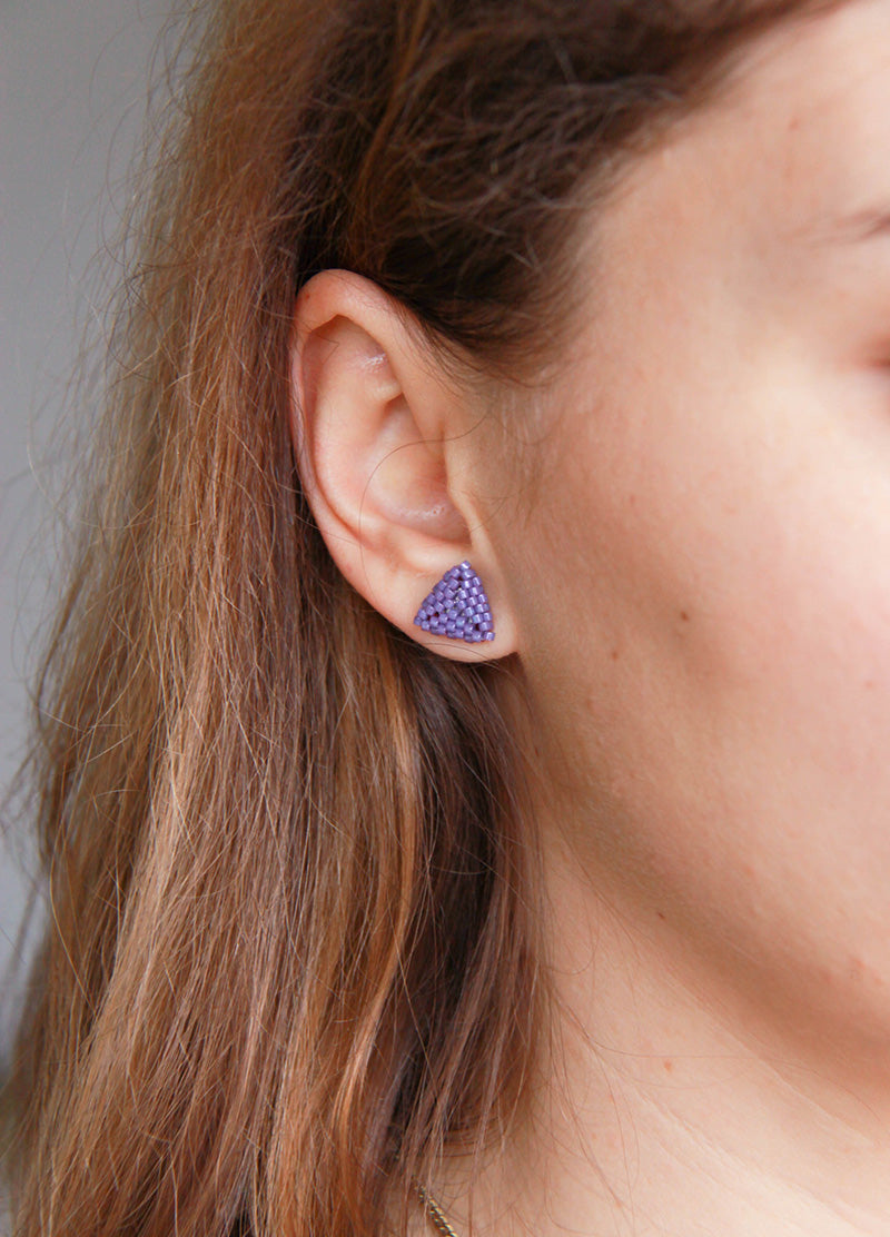 Cercei triunghiulari mici din margele violet